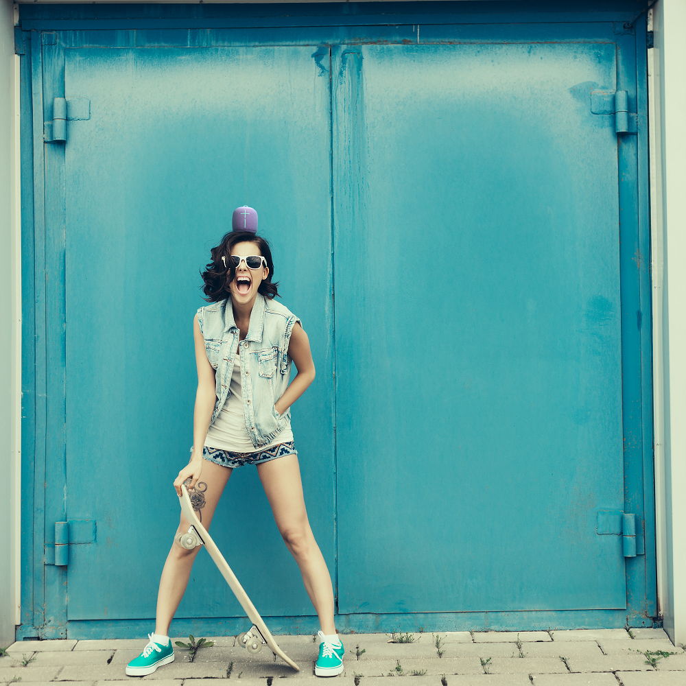 High_Resolution-WONDERBOOM lifestyle girl w skateboard