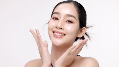 femeie coreeană care aplică un produs de îngrijire inspirat din K-Beauty